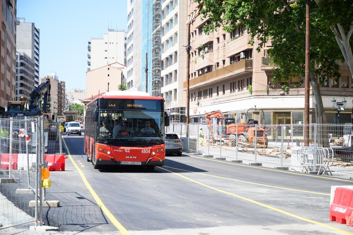 Un autobus en la avenida César Augusto tras las obras