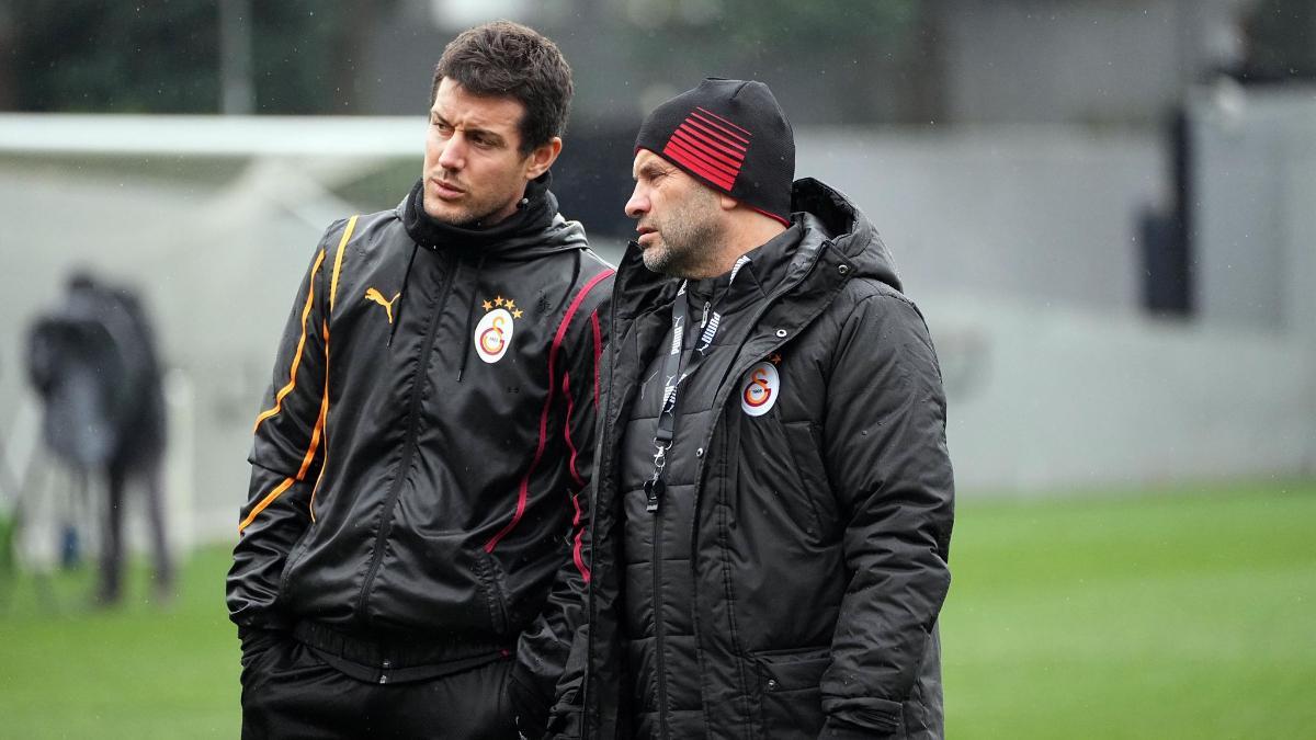 Ismael García (izquierda) junto a Okan Buruk, entrenador del Galatasaray