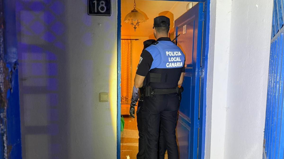 La intervención rápida de la Policía Local frena la okupación de una casa social en un barrio de Arrecife.
