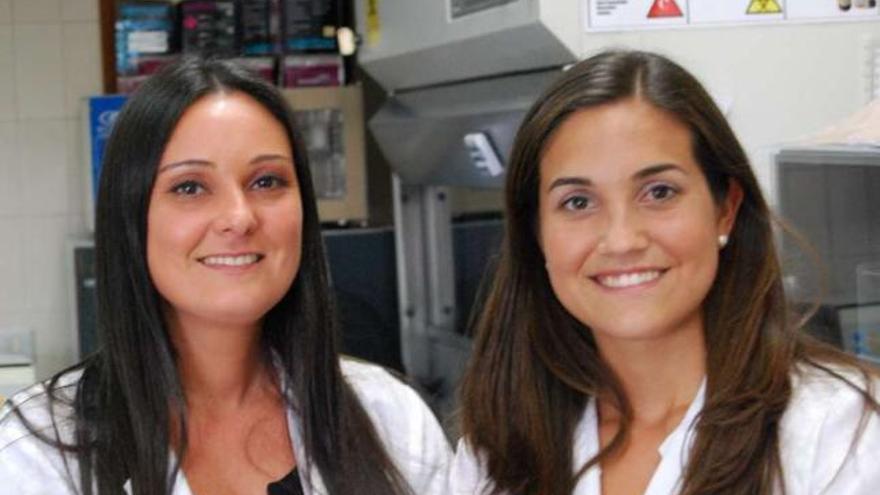 Rebeca Santiso y María Tamayo, ayer, en el Centro Oncológico de Galicia, en A Coruña. / pepe losada