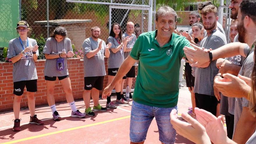 El entrenador cajista, Luis Casimiro, con el nuevo polo de Joma.