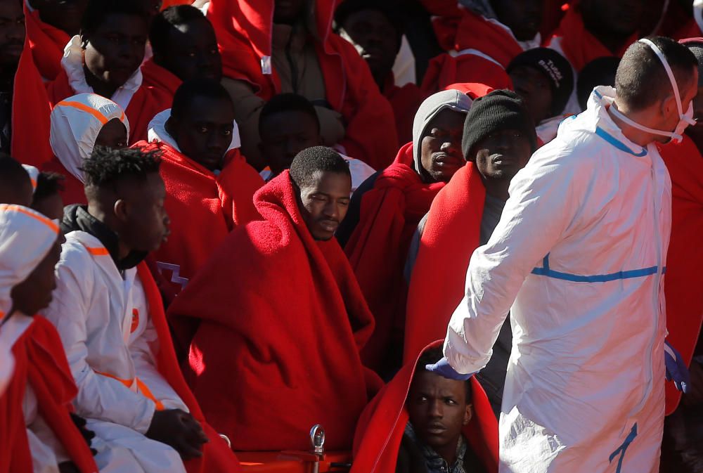 Llegan al puerto de Málaga 185 inmigrantes rescatados en el mar de Alborán