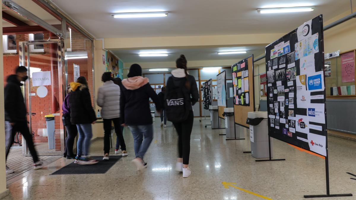 Los directores han alertado de que no hay alicientes para que el profesorado pida sus plazas.