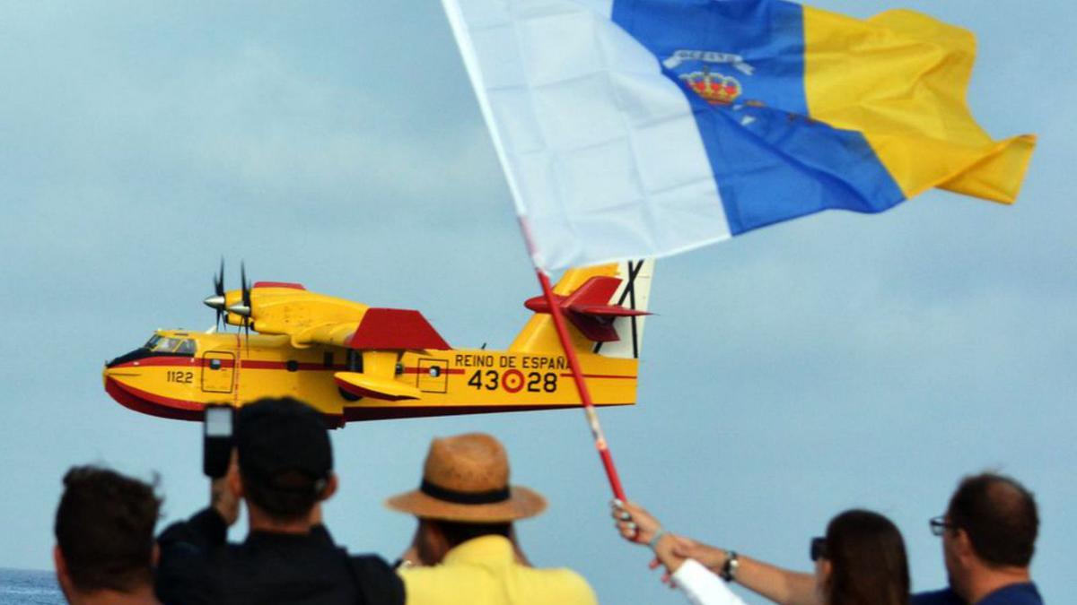 homenaje a los pilotos de los hidroaviones que participaron en las labores de extinción del devastador incendio de agosto de 2019 en la isla de Gran Canaria.| 