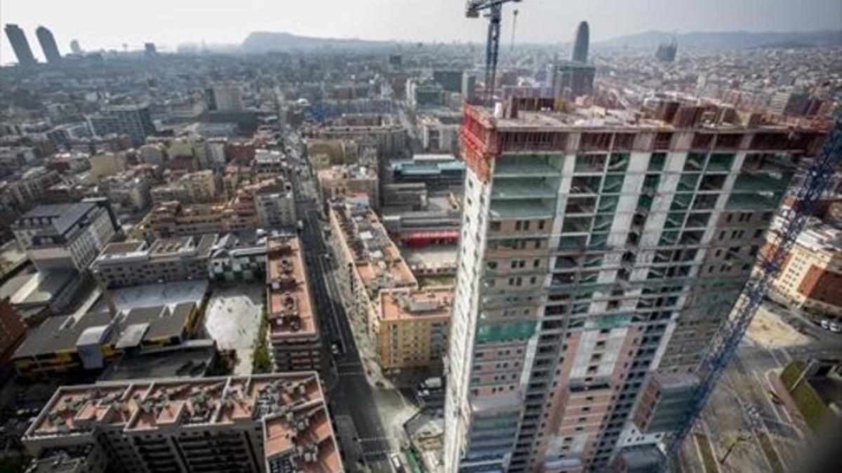 Edificio de viviendas en construcción en Barcelona, después de estar un tiempo la obra parada.