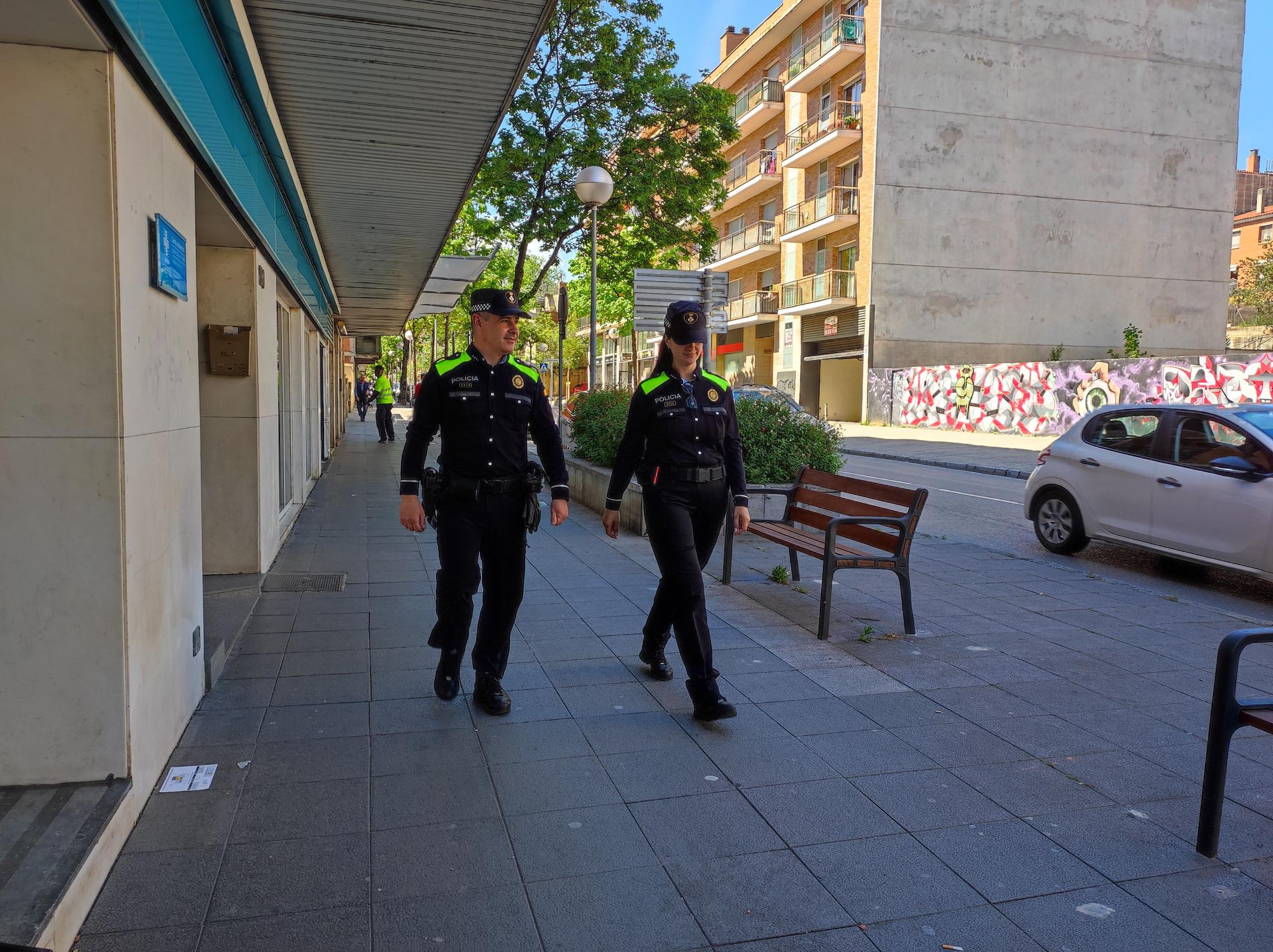 Dos agentes de la policía local de Mollet patrullando