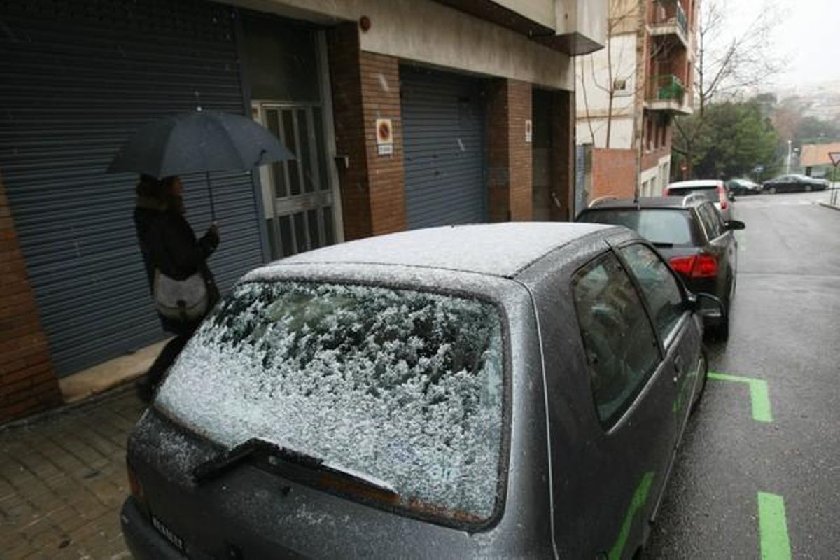 Primera nevada al barri del Guinardo. A la foto el carrer  Pere Costa, a prop del Parc del Guinardo cap a les 9.30 hores.
