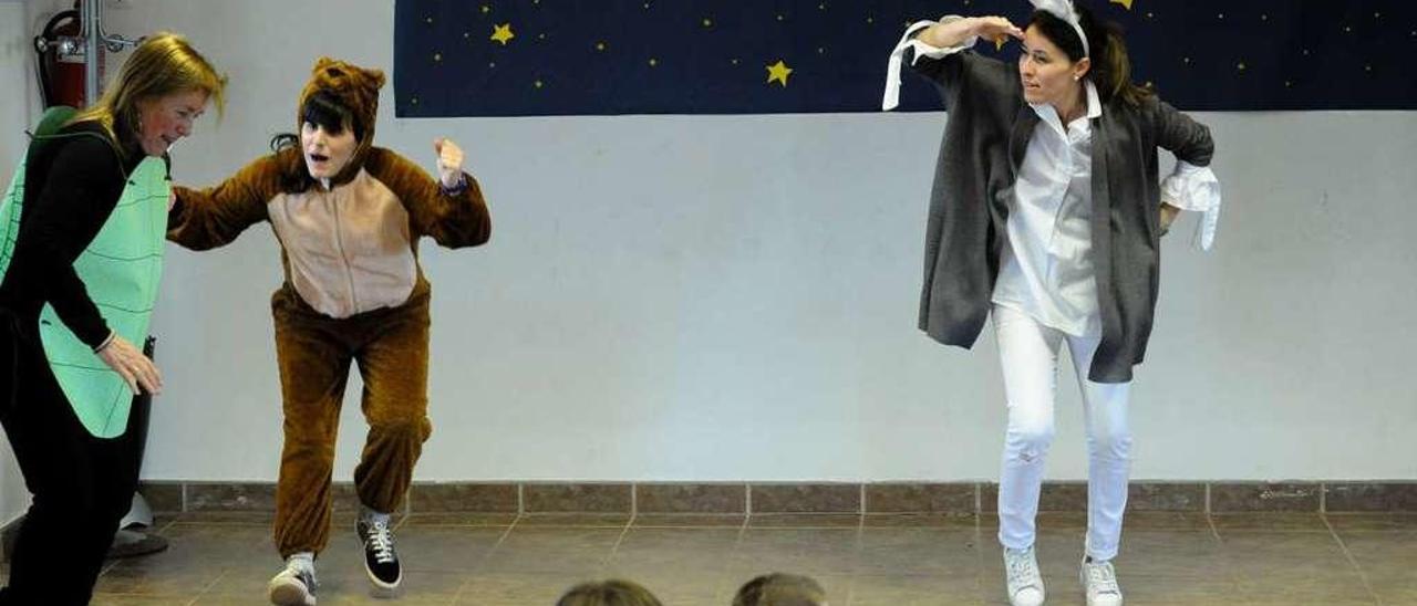 Las profesoras llevaron a cabo una dramatización del cuento de la liebre y la tortuga.  // Iñaki Abella