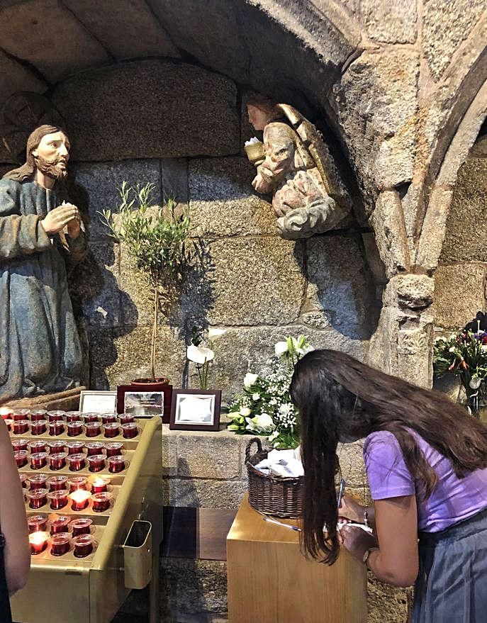 Escribiendo en el Cristo de los Milagros.