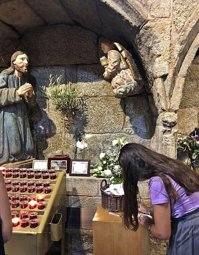 Escribiendo en el Cristo de los Milagros. 