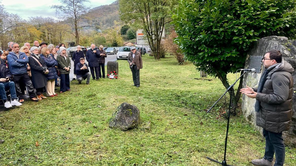 Adrián Barbón en su intervención durante el homenaje a los asesinados de Vindoria, en Langreo