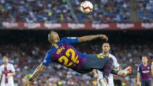 Arturo Vidal intenta rematar de chilena ante el Huesca en el Camp Nou.