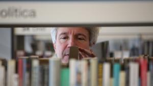 El escritor francés Éric Vuillard, en la Biblioteca Agustí Centelles, de Barcelona. 