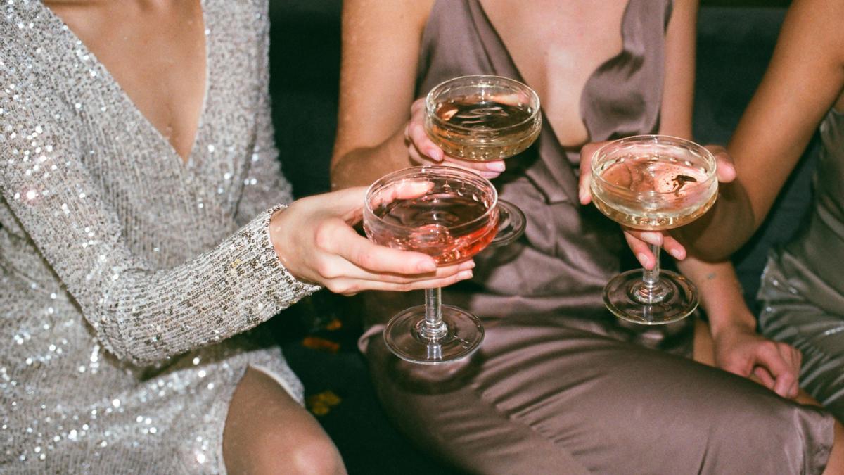 Mujeres bebiendo alcohol en una imagen de archivo.