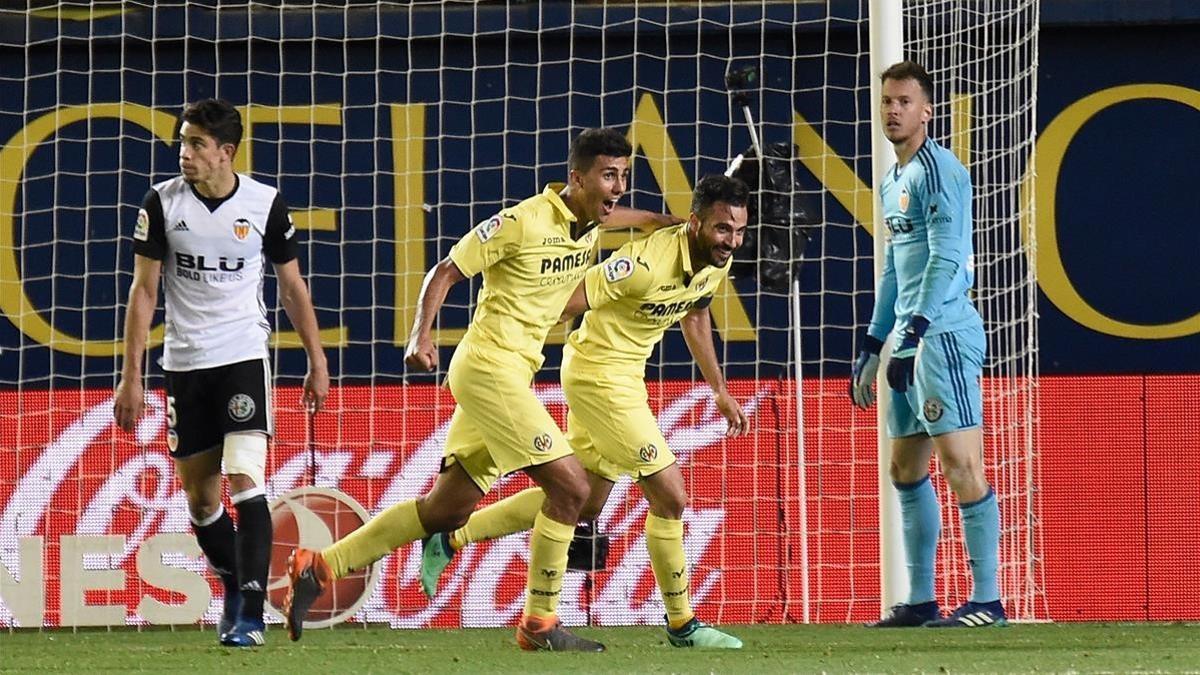 Mario Gaspar celebra con Rodri, su compañero del Villarreal, el gol que derrota al Valencia.