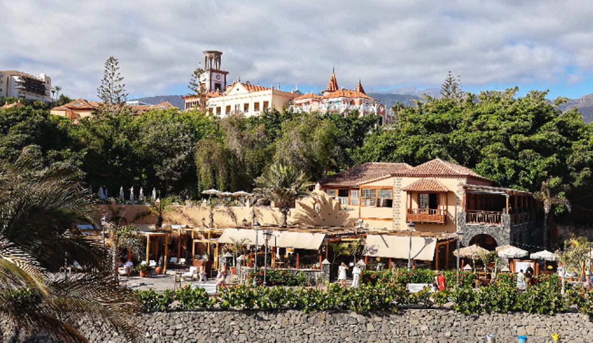 Fotografía tomada ayer del exterior del hotel Bahía del Duque, en la localidad tinerfeña de Adeje.