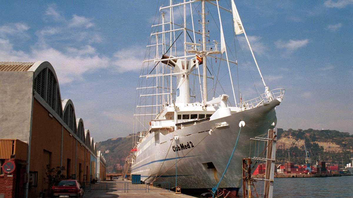 El veler més gran del món torna a Barcelona El veler més gran del món torna a Barcelona