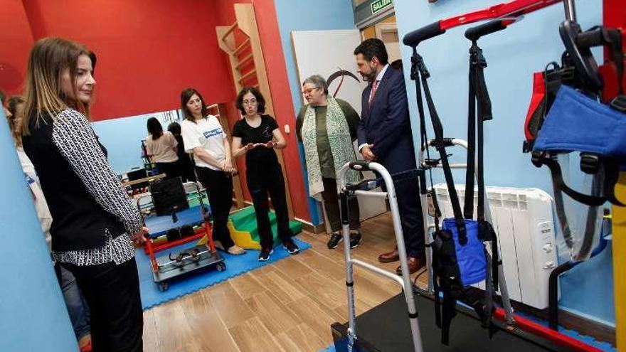 Eva Illán, a la izquierda, en una visita a un aula de terapia integral para niños con acondroplasia.