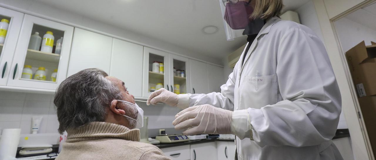 Una persona se somete a un test de antígenos en una farmacia valenciana.