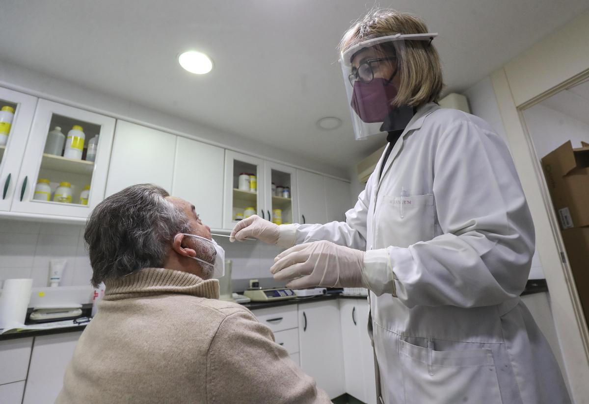 Una persona se somete a un test de antígenos en una farmacia valenciana.