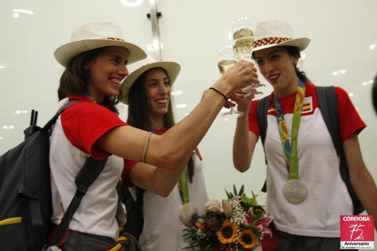 Recibimiento a Lourdes Mohedano en el aeropuerto de Madrid