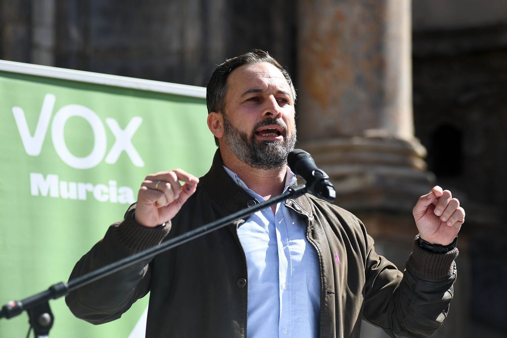 La plaza de la Catedral de Murcia se abarrota para recibir a Abascal