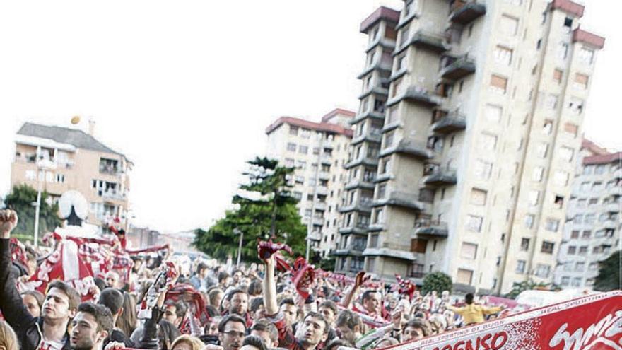 Aficionados del Sporting celebrando la permanencia en Primera hace dos semanas, tras ganar al Villarreal en El Molinón.