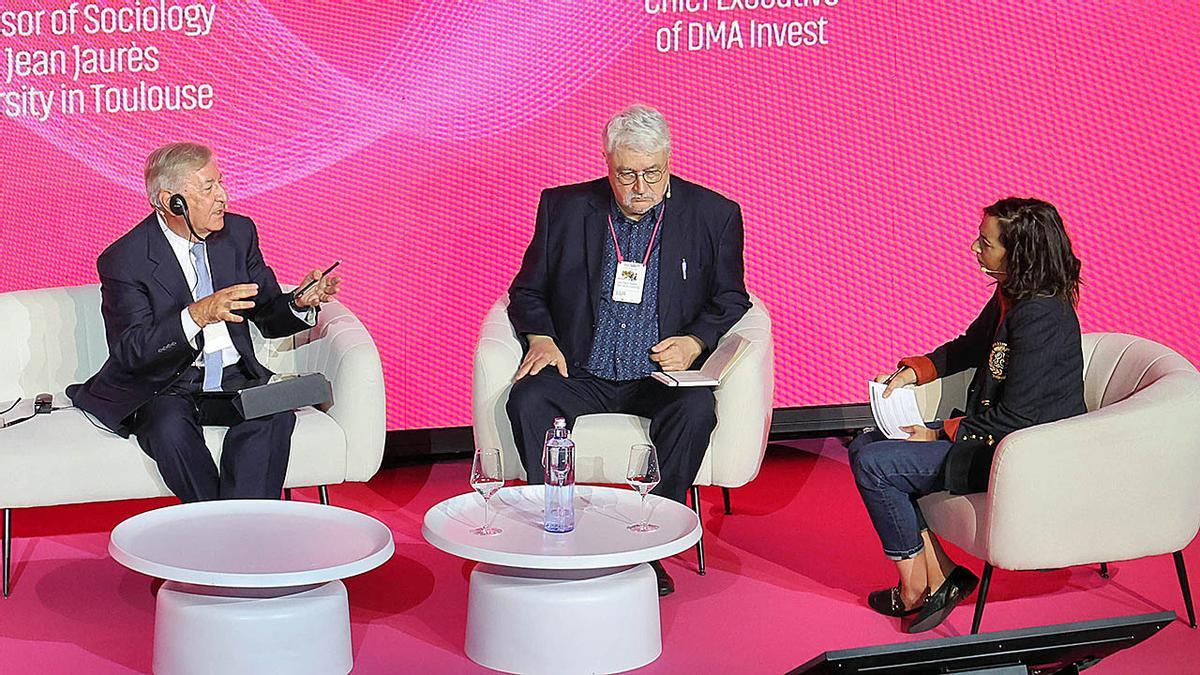 El excomisario de Pesca Karmenu Vella junto a Jean-Pierre Poulain y Lara Graña, redactora jefa de FARO, que condujo el diálogo.