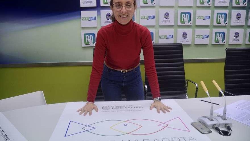La concelleira Paloma Castro, ayer, con el cartel promocional de la jornada. // Rafa Vázquez