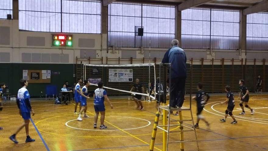 Un momento del partido entre el Maniotas sénior masculino y el Calasancias. // FDV