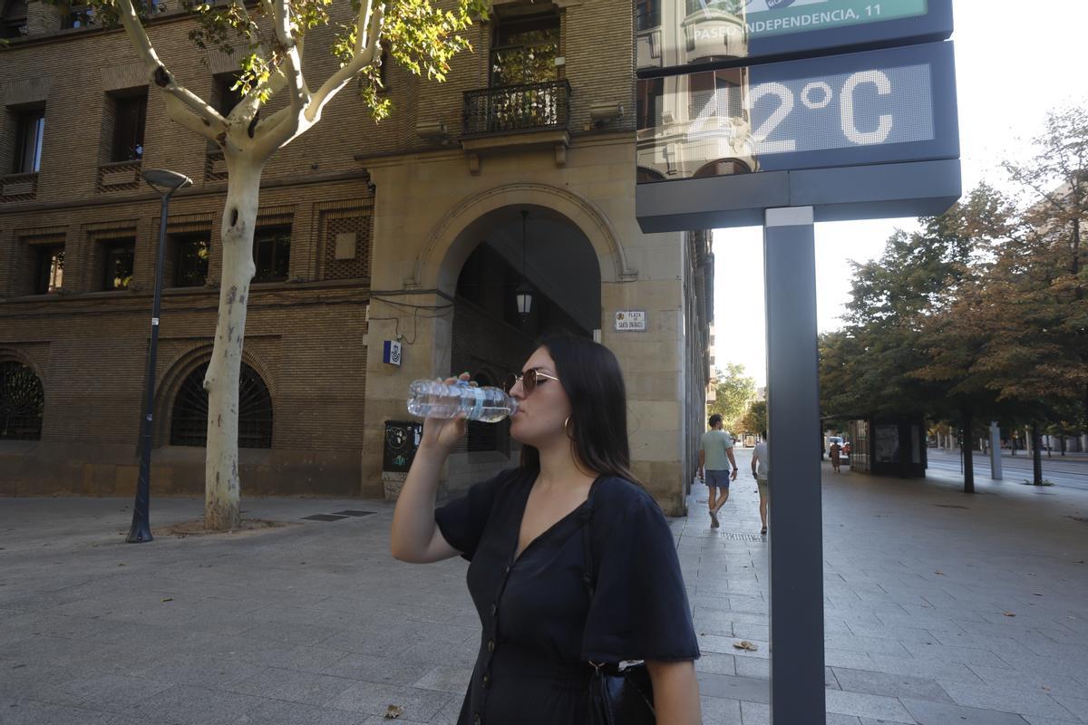 La botella de agua, la mejor aliada para combatir la ola de calor en Zaragoza.