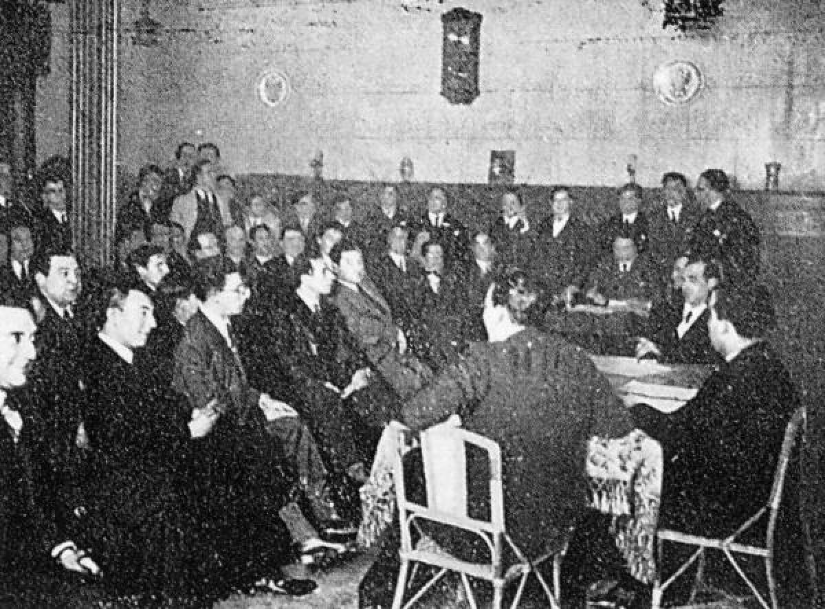 Acto fundacional do Partido Galeguista Castelao é o que está de costas.