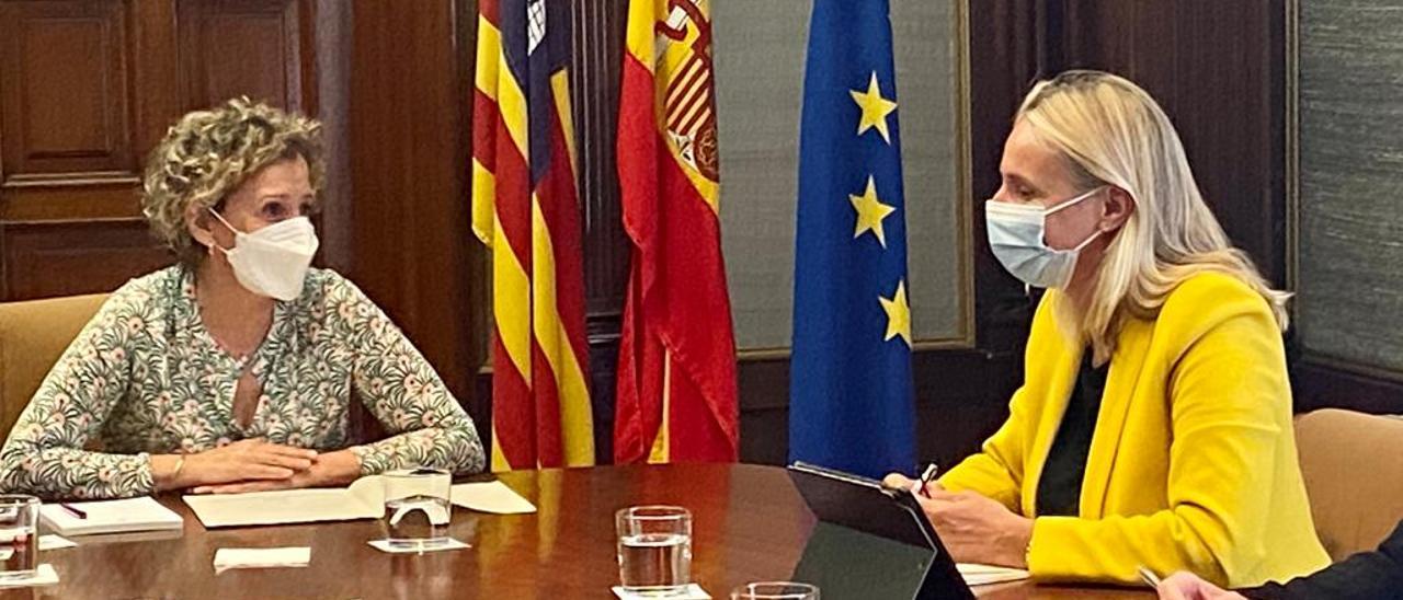 La delegada del Gobierno, Aina Calvo, y la presidenta de la Federación Hotelera, María Frontera, durante la reunión de este martes en Palma.