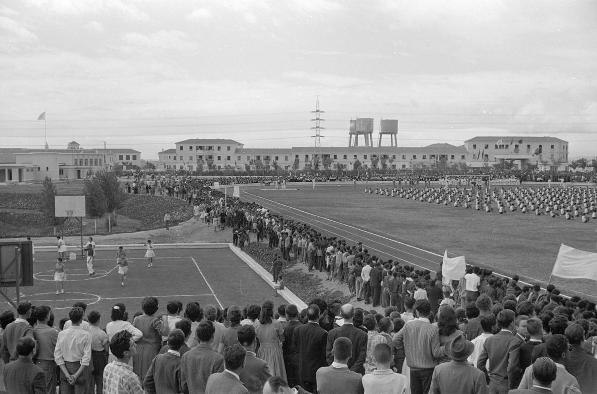 Exhibiciones deportivas en la inauguración de la Ciudad Deportiva de Carranque el 28 de abril de 1961.