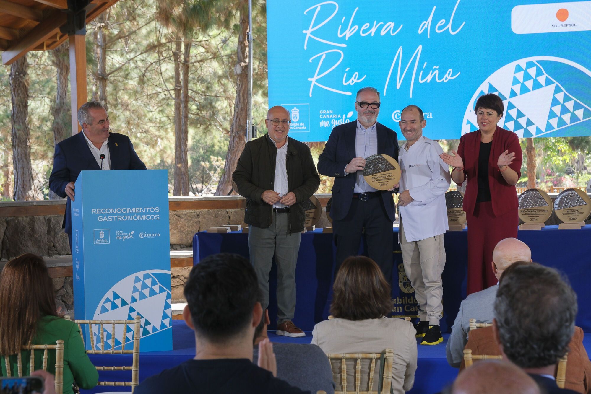 10-02-2025 LAS PALMAS DE GRAN CANARIA. Homenaje a los cocineros de 23 restaurantes de la isla por su trayectoria o su inclusión en las guías Michelín y Repsol  | 10/02/2025 | Fotógrafo: Andrés Cruz