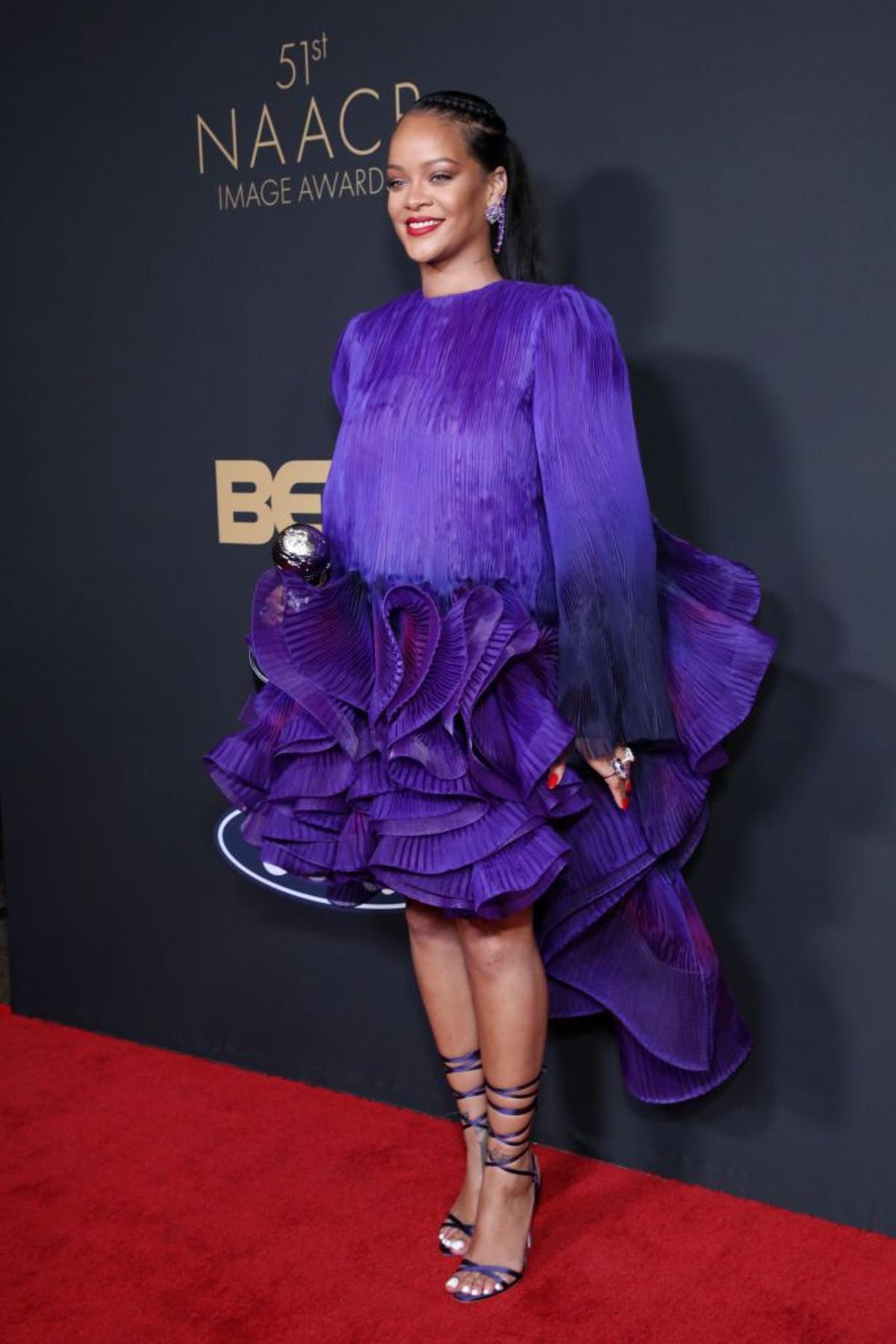 Rihanna con vestido de Givenchy cargado de volantes en color morado