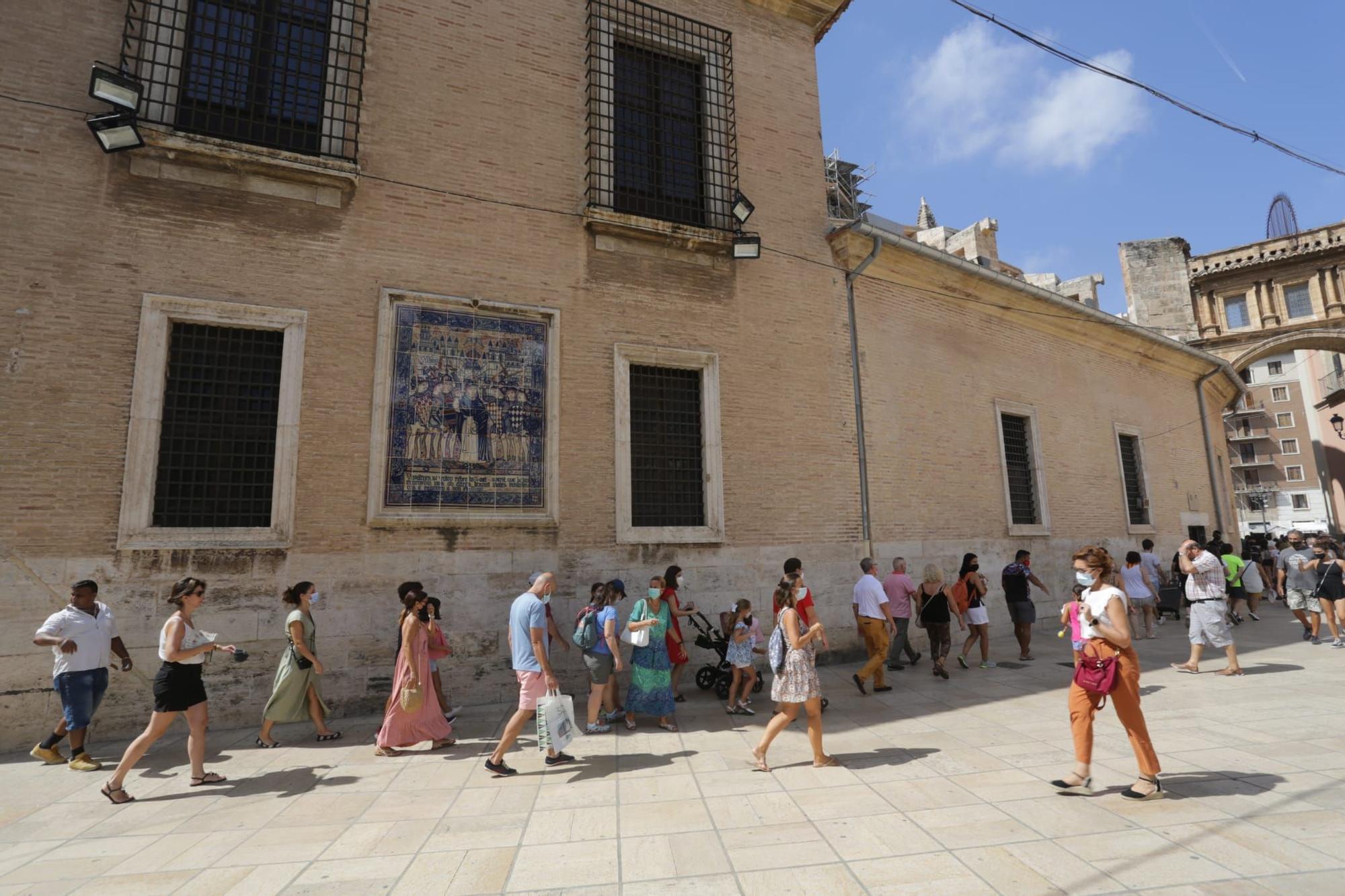 Colas y aglomeraciones para ver el manto de la Virgen de los Desamparados