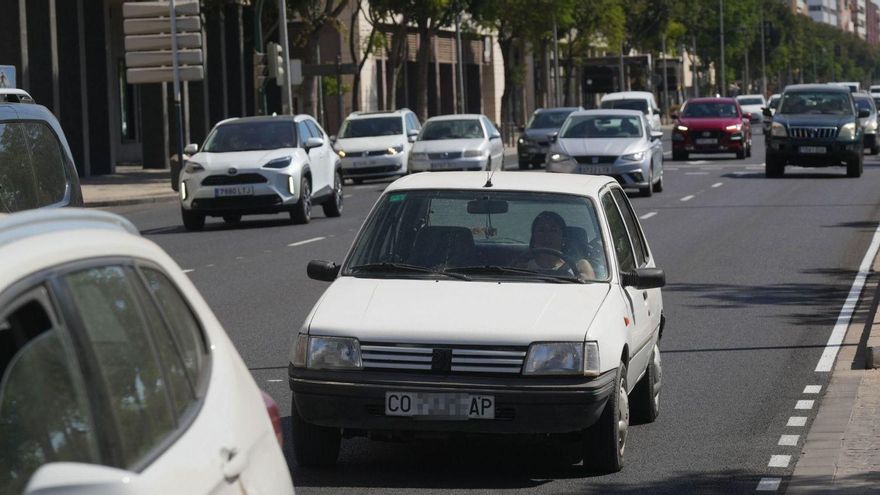 Vehículos circulando por la avenida de la Libertad.