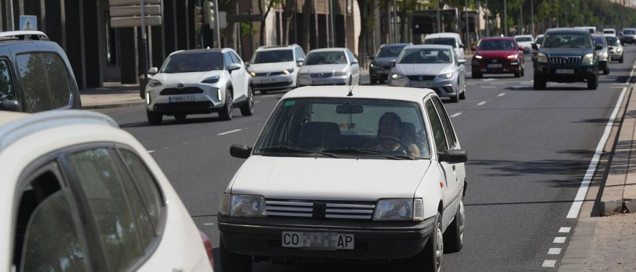 Vehículos circulando por la avenida de la Libertad.