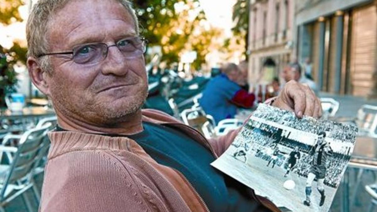 Los recuerdos 8 Zoltan Czibor, hijo del histórico extremo izquierdo del Barça, muestra una foto de su padre en la final de Berna.