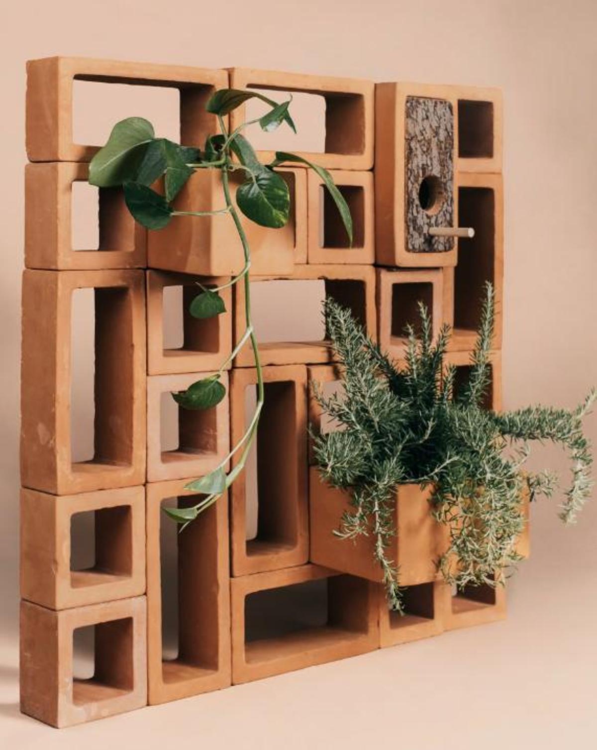 La colección de diseños modulares de Todobarro para combinarlos en la producción de cerámicas de barro y crear celosías a medida, en las que pueden incorporarse maceteros y nidos de pájaros, ha sido galardonada con el presstigioso Red Dot Design Award.