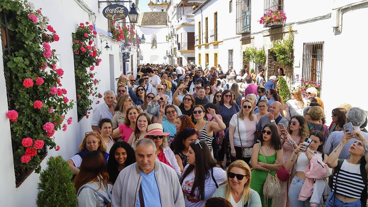 Un numeroso grupo de turistas para ver los Patios de El Alcázar Viejo.