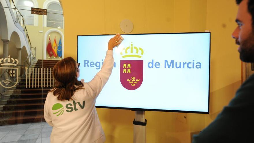 Una empleada limpia una pantalla en el palacio de San Esteban.