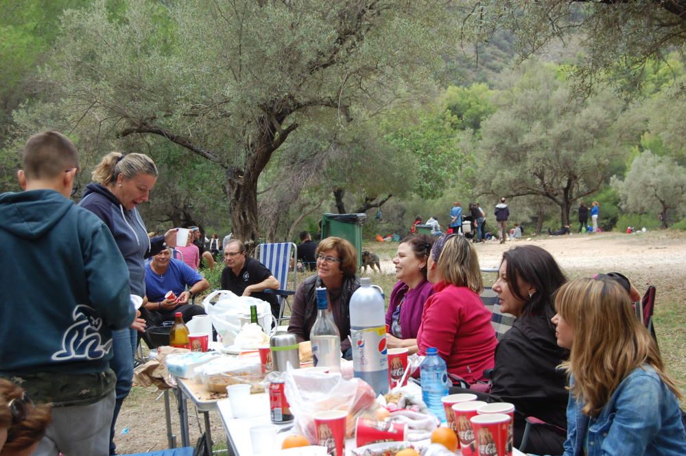 Los vecinos de Marbella y San Pedro Alcántara celebraron ayer el tradicional Tostón en cuatro zonas habilitadas con puntos de fuego controlados.