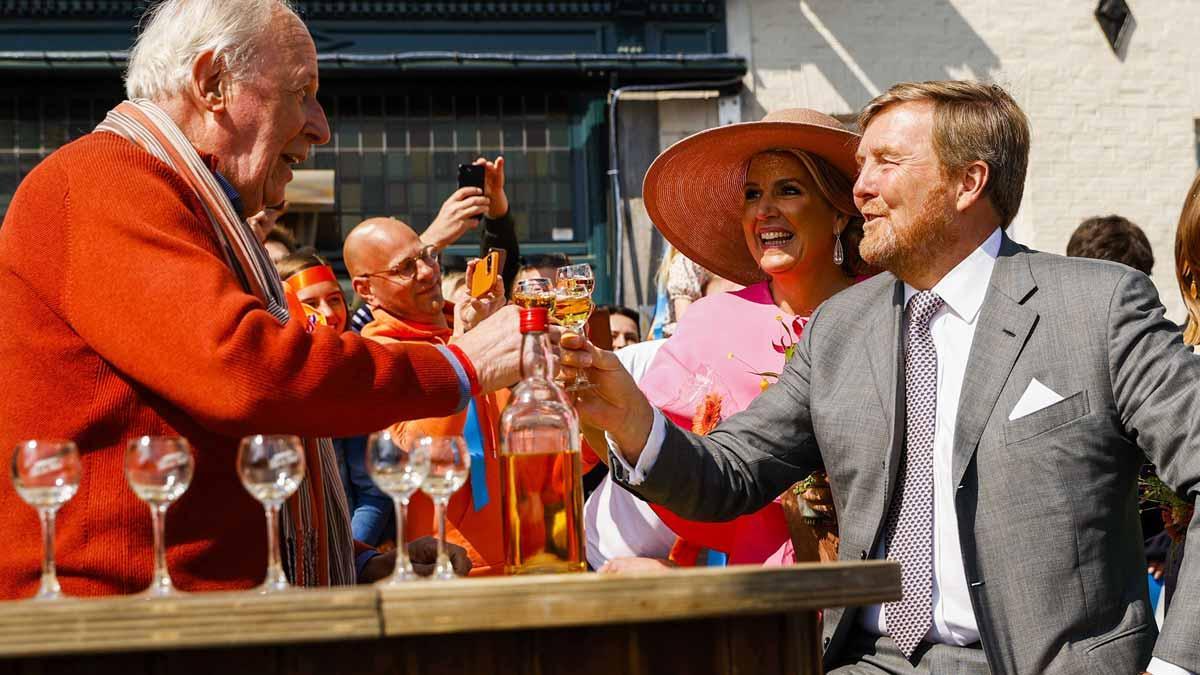 Los reyes de Holanda brindan durante la celebración del Día del Rey.