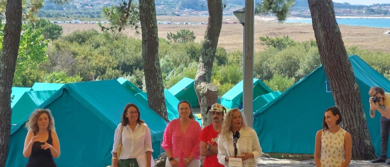 Una visita reciente de Carmela Silva al campamento. Al fondo, el istmo y la playa de A Lanzada.   | //  FDV