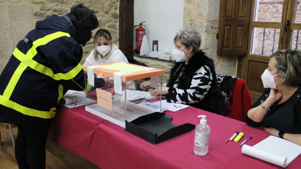 El voto por correo llega al colegio electoral de Puebla de Sanabria.