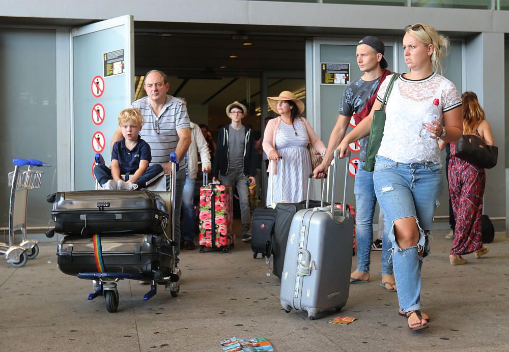 El aeropuerto de la Costa del Sol opera este fin de semana más de 2.000 vuelos que transportan a miles de turistas en el inicio o el fin de sus vacaciones de verano