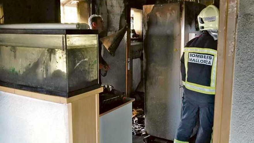 Un bombero, en el interior de la casa incendiada en Palmanyola.