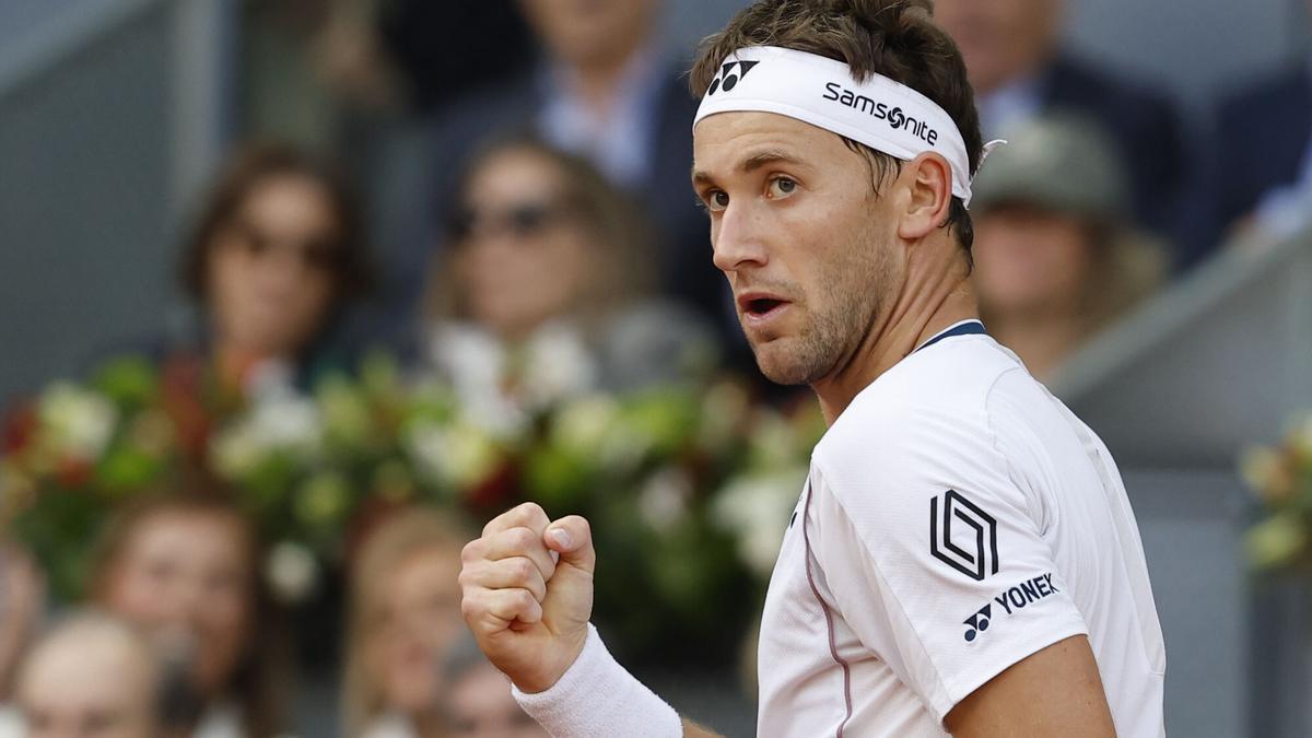 El tenista noruego Casper Ruud reacciona ante el británico Jack Draper, durante la final del Mutua Madrid Open de tenis disputada este domingo en la Caja Mágica, en Madrid.